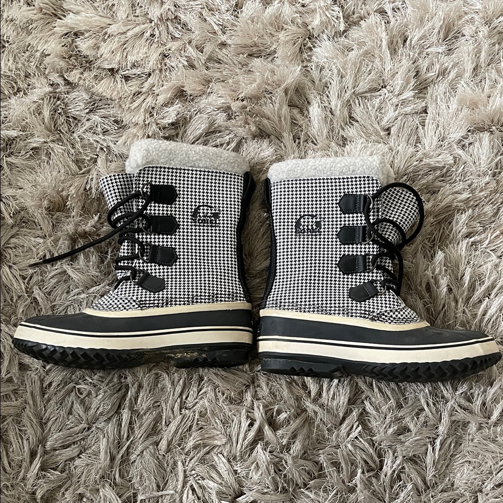 Sorel Houndstooth Black and White Boots sz 9
